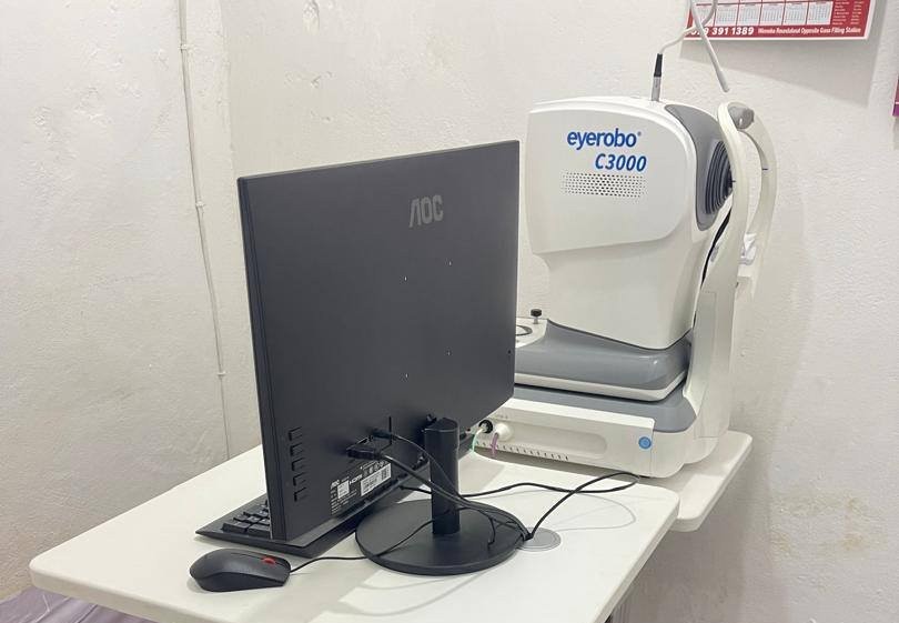 SiNA Eye Clinic OCT scan machine
